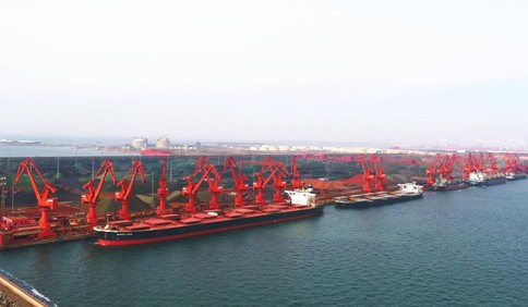 40万吨级矿石船扎堆靠泊 山东港口青岛港迎来最繁忙“春节档”