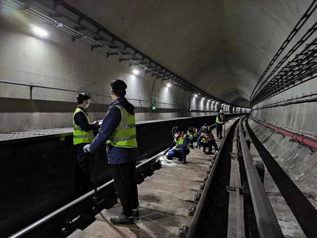 长沙地铁3号线一期工程轨道铺设施工正式启动|轨道|施工|工程_新浪新闻