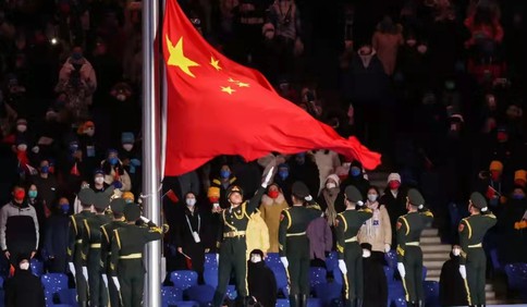 骄傲！这位青岛小伙就是在冬奥会开幕式上亲手展开国旗的人