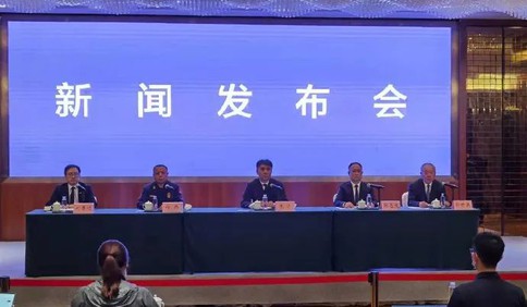 半岛聚焦丨东航客机坠毁事件详情公布！事故原因尚无清晰判断，搜救现场最新画面曝光