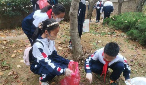 青岛寿光路小学的队员们开展“伸伸手，生活更美丽”清理垃圾志愿服务活动