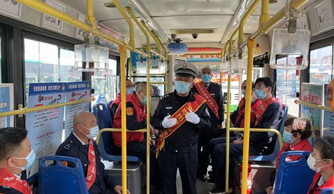 市北交警携手公交志愿团队开启交通安全主题车厢宣传模式