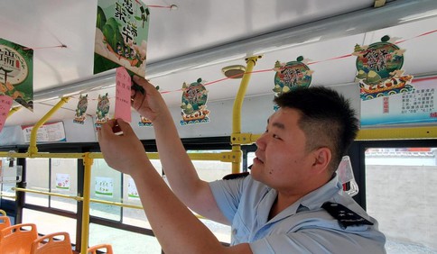 325路公交打造“端午”主题车厢，乘客答对民俗知识获赠小礼品
