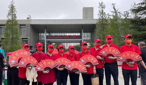 青岛：红衣、红帽、红扇、红口罩 老师集体身着“红色套装”为考生加油打气