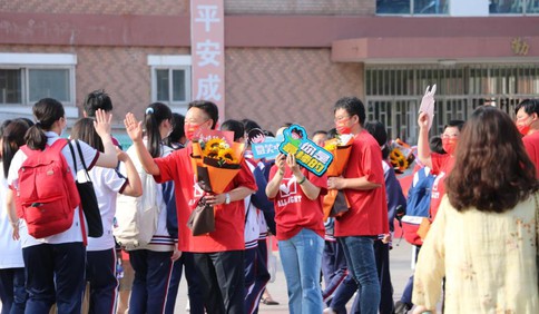 中考首日，儀式感滿滿！校長們領銜“助威團”送即墨考生上考場