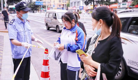 青岛：中考化学开考 考生有序入场