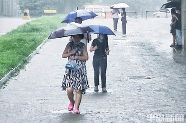 青岛：暴雨突袭 注意防范