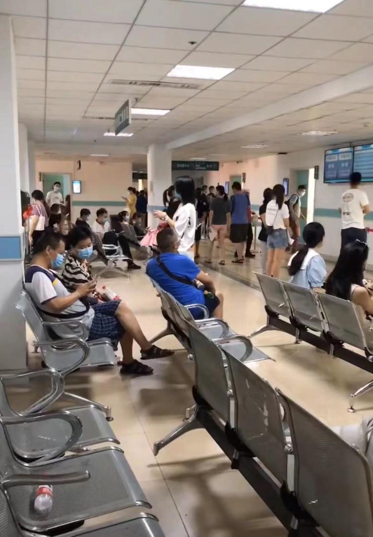 半岛聚焦 | 一个人去医院看病有多么孤独无助?新职业陪诊师月入过万,众说纷纭……-半岛网
