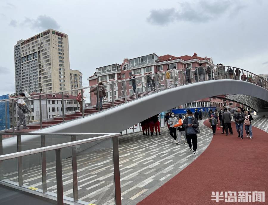 再添打卡地！台东三路过街天桥变身网红景点-半岛网