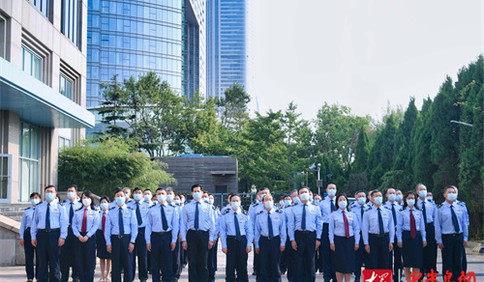 踔厉奋发谱新篇 青岛市税务局举行升国旗仪式