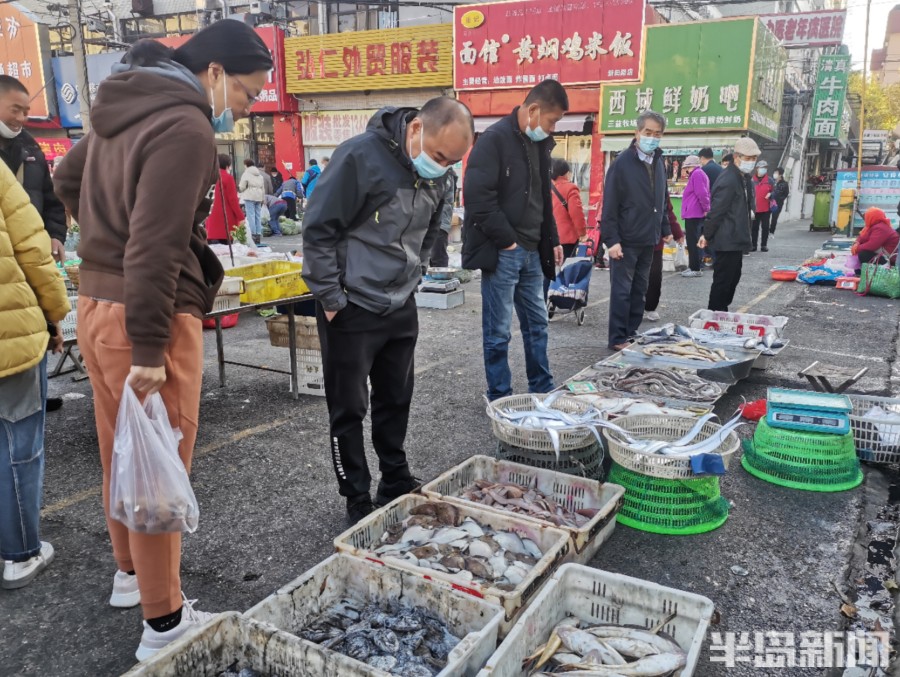 市南区:市民清晨赶早市 生产生活逐渐恢复正常半岛网
