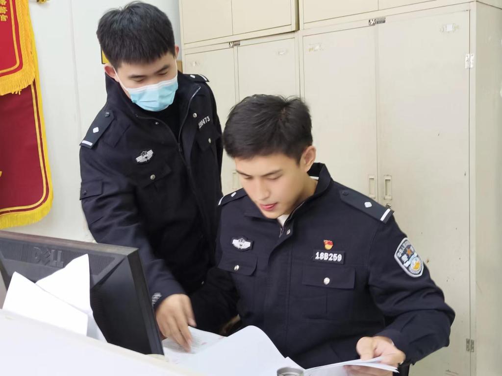 凌晨帮人找手机，群众被骗钱排查账户一个月……警察故事琐碎而精彩，平凡却不平淡