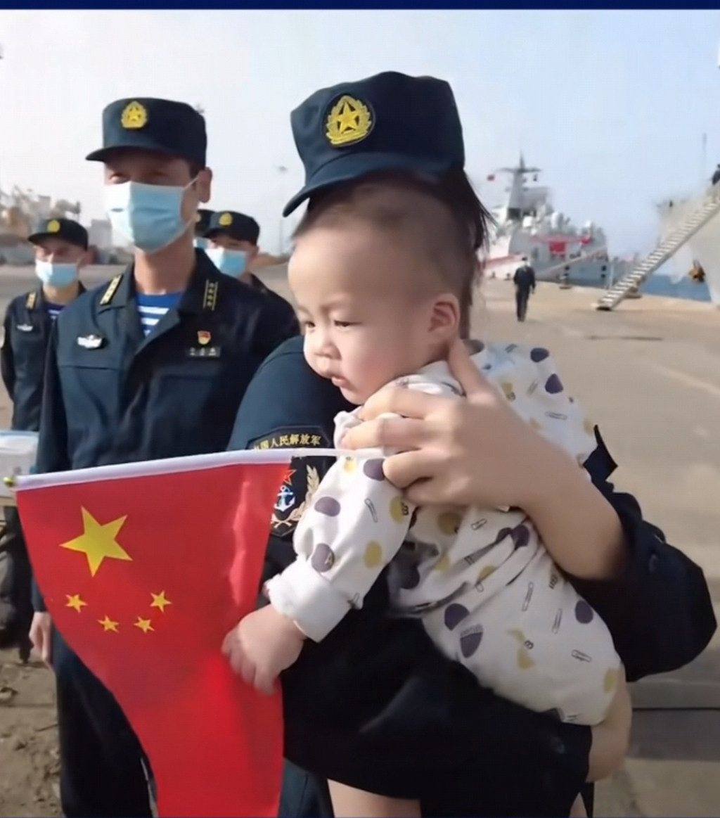 新闻特写 孩子中国海军接你回家祖国怀抱是最温暖的港湾 半岛网