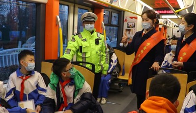 青岛有轨电车开出“雷锋号”学生专列