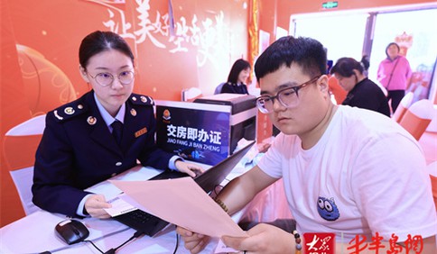 青岛税务：办证缴税现场办理 便民服务温暖人心