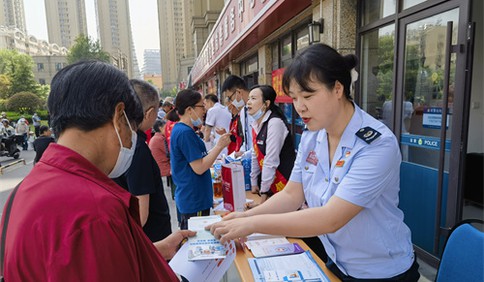 青岛税务：暖心服务进社区 税务蓝点亮志愿红