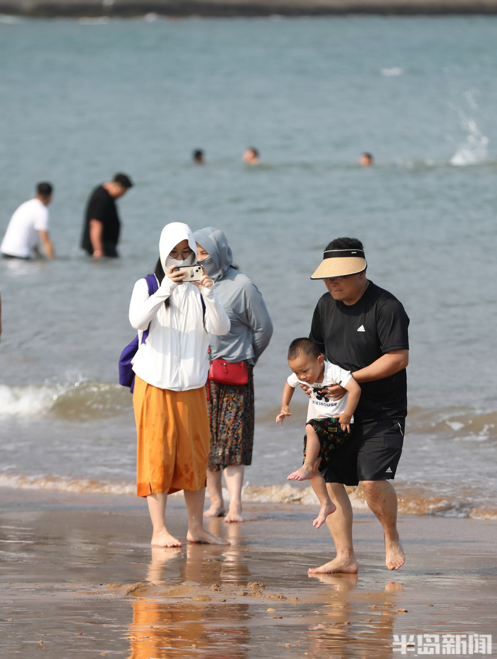 在青岛，有一种快乐叫洗海澡 - 青岛新闻网