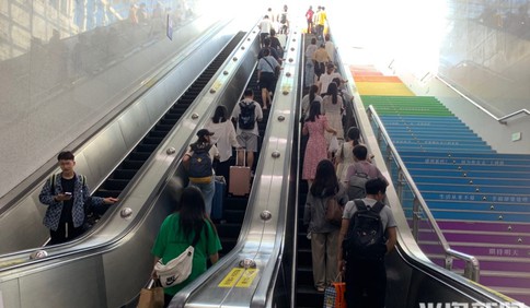 端午节假期首日青岛北站地铁迎来第一波客流高峰