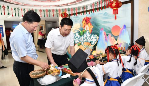 包粽子、编端午绳、捏泥人、扎彩船……市北端午民俗活动精彩纷呈