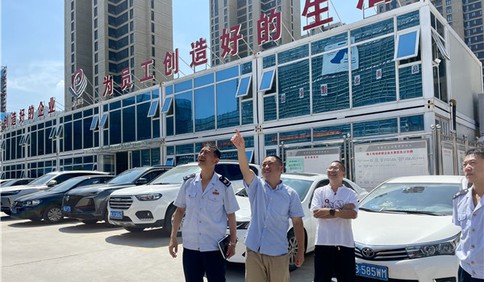 李沧区税务局“首席税务联络员”走访上王埠中学项目建设现场