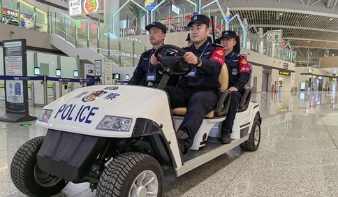 买车票、搬行李……他们是机场春运里的“暖阳”，日夜守护每一趟航班