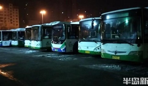 新春忙年人丨开14年头班车、“抢”除夕末班车！凌晨跟访“公交师徒”，见证春运里的坚守与感动