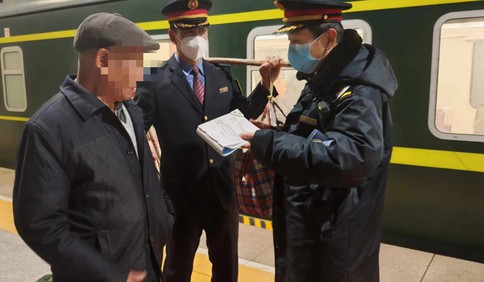 春运故事：列车上过年，他们用离家奔波换他人欢聚团圆