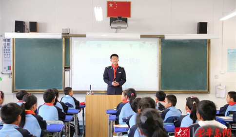 青岛税务：不负春光日 税法进校园