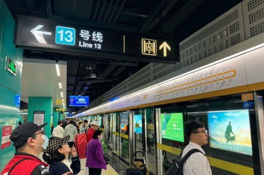 假期第一天，青岛地铁人气“爆棚”