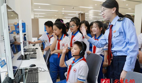 “童”游税务同心“童”行 “小小税费服务体验官”实地打卡青岛办税服务厅