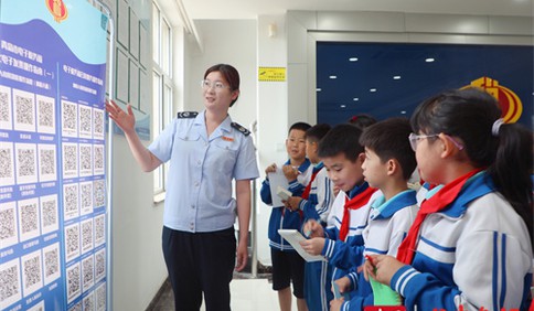 青岛税务：“小税官”沉浸式体验 打卡办税厅一线