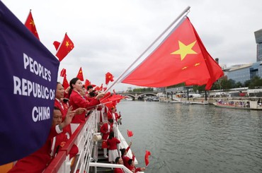 塞纳河上，中国红！