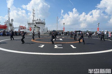 棍術(shù)表演、實(shí)戰(zhàn)演練……青島特警海邊上演“...