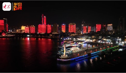 半岛V视｜最爱中国红，璀璨浮山湾！连续7天，青岛前海上演国庆主题灯光秀