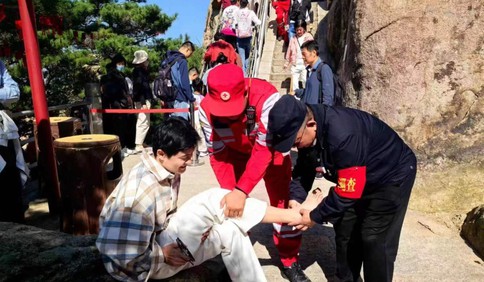 国庆假期，他们是最美丽的“坚守者”