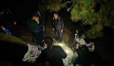 青島好人丨母女爬山迷路被困，眾人夜幕下搜救，三個多小時救下山