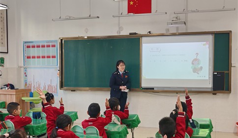 胶州市税务局举行“法润童心 致敬宪法”宪法进校园活动