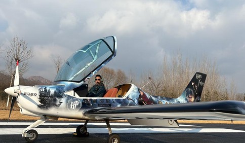 冬游青島｜駕飛機俯瞰藏馬山，70多歲老人也來嘗鮮！藏馬山旅游又添新項目