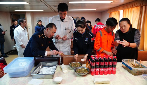 新春走基层｜行政总厨助阵，万吨油轮上端出“饺子宴”