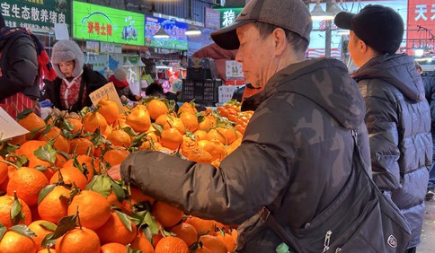 新春走基层｜甜蜜过年！农贸市场水果摊位“红火”，还提供节日礼盒包装