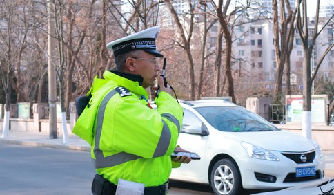 新春走基层丨城市动脉，警色护航！“荧光绿”守护岛城年味浓