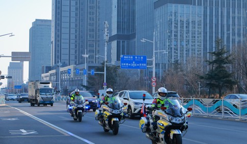 新春走基层丨风驰电掣里的暖心守护，记者走近崂山交警铁骑