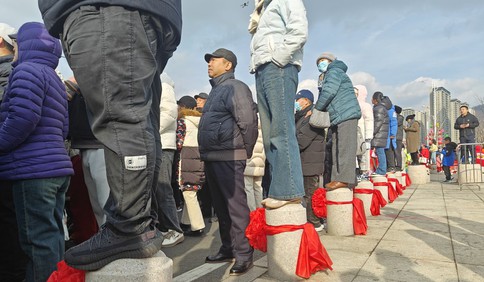 嶗山火熱“鬧元宵”，民俗巡演路邊“一墩難求”