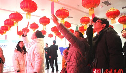 青岛税务：灯暖佳节庆元宵 税企融融共团圆