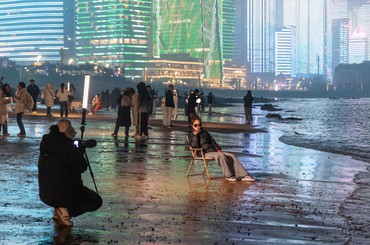 青島夜晚這片海濱變露天影棚 攝影師扎堆