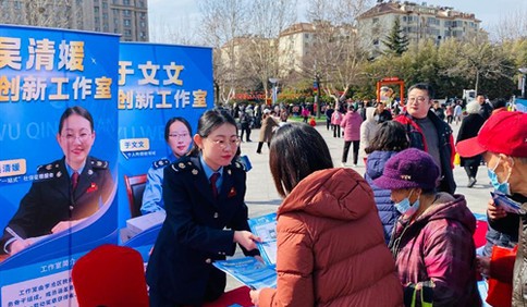 李沧女税官赶志愿服务大集，为群众提供“一对一”政策咨询服务