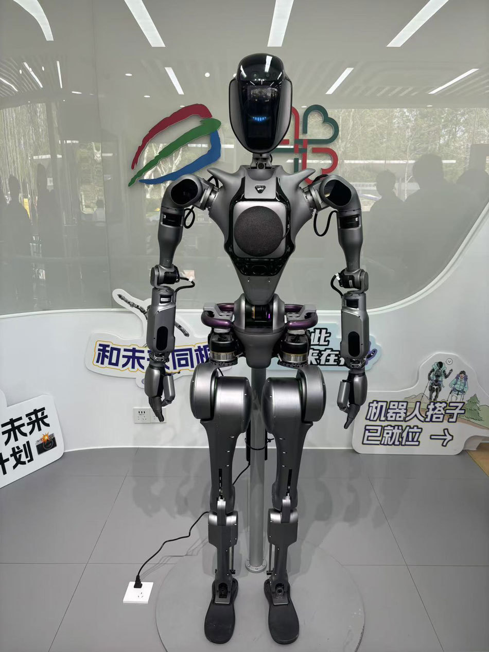 人形机器人“入职”上海世纪公园当导游,目前还在“考察期”