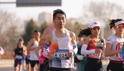 青岛故事｜58岁的他七年收割70多枚马拉松奖牌，下一站：青马