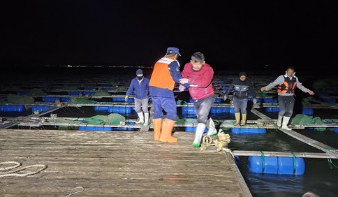 青島故事｜8名漁民深夜被困海上，海警風浪中緊急營救上岸