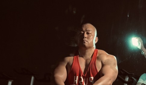 青島故事丨出了樓盤進片場，賣房演戲兩不誤，這位“大塊頭”青島小哥，一年收入四五十萬
